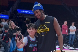 热火小球迷举牌：生日愿望是和希尔德自拍！希尔德看到并主动合影